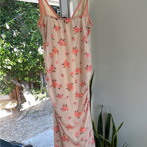 ROUJE Floral Maxi Dress with Pink and Cream Design - Picture 4 of 4